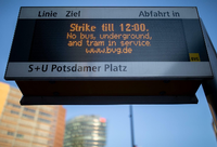 Streikende Arbeitnehmer der Berliner Verkehrsbetriebe.