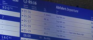 Die Anzeigetafeln im Hauptbahnhof in Köln listen in den Morgenstunden während eines bundesweiten Warnstreiks der Lokführer Gewerkschaft GDL die Zugausfälle auf.