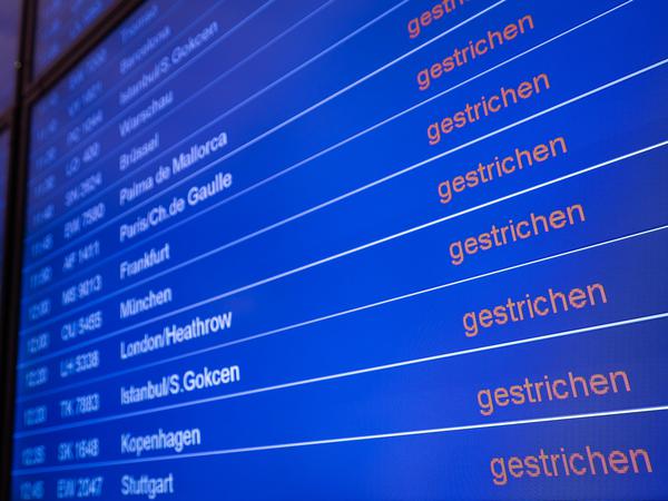 Auf der Anzeigetafel im Terminal 1 im Flughafen Hamburg sind alle Abflüge gestrichen.
