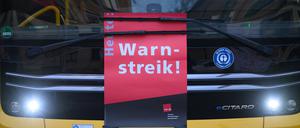 Ein Plakat „Warnstreik“ an einem Bus der Dresdner Verkehrsbetriebe (DVB) während des Warnstreiks im öffentlichen Nahverkehr im Betriebshof.