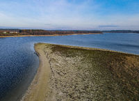 Eine Landspitze ragt weit in den GroÃŸen Seddiner See im Landkreis Potsdam-Mittelmark hinein und lÃ¤sst deutlich den niedrigen Wasserstand des Sees erkennen (Luftaufnahme mit einer Drohne). (dpa zu "Alle brauchen Wasser - Wasserversorger vor schweren Aufgaben") +++ dpa-Bildfunk +++