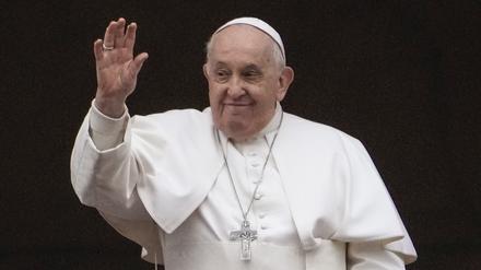 Papst Franziskus winkt vom Hauptbalkon des Petersdoms im Vatikan, bevor er den den Weihnachtssegen „Urbi et Orbi“ spendet.