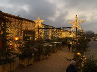 Über den Weihnachtsmarkt des Klaistower Spargel- und Erlebnishofes fahren die Besucher mit dem Auto.