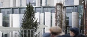 Passanten blicken zu der „Kanzlertanne“, dem Weihnachtsbaum im Bundeskanzleramt.