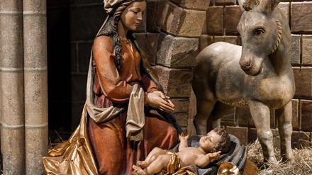 Maria mit dem Jesuskind im Stall von Bethlehem in einer Weihnachtskrippe mit der Heiligen Familie im Freiburger Münster. 