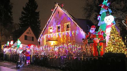 Gefällt nicht allen: Das Weihnachtshaus in Kleinmachnow hat Ärger mit dem Ordnungsamt.