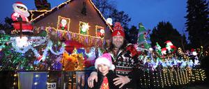 Michael Müller und seine Tochter Spencer Malia vor ihrem Weihnachtshaus in Kleinmachnow.