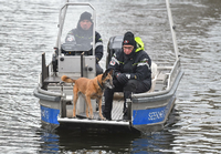 Polizeibeamte mit einem Spürhund suchen am Ufer des Storkower Kanals nahe dem Wolziger See im Landkreis Dahme-Spreewald nach der vermissten Rebecca.