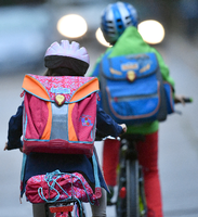 Kinder auf dem Weg zur Schule.