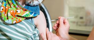Ein kleines Mädchen wird im mobilen Impfzentrum für Kinder in Lüneburg gegen das Coronavirus geimpft.