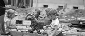 Buddeln auf der Baustelle. Im Sommer 1963 war das Wohngebiet Waldstadt I noch nicht ganz fertig, aber die Kinder hatten es bereits voll in Besitz genommen.