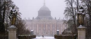 Dunst liegt bei winterlichem Wetter über der Kuppel des Neuen Palais im Park Sanssouci. Zum Dezemberbeginn gibt es in Berlin und Brandenburg weiterhin Frost, Schnee und teilweise Glättegefahr. 