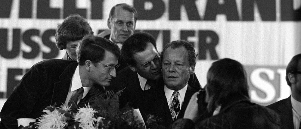 SPD-Parteitag in Dortmund: Willy Brandt, Günter Guillaume, Dietrich Sperling und BKA-Beamter Bauhaus.