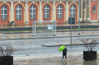 Ungemütlich. Mit einem Schirm versuchte eine Frau in Potsdam, sich vor dem Wind und dem Regen zu schützen.