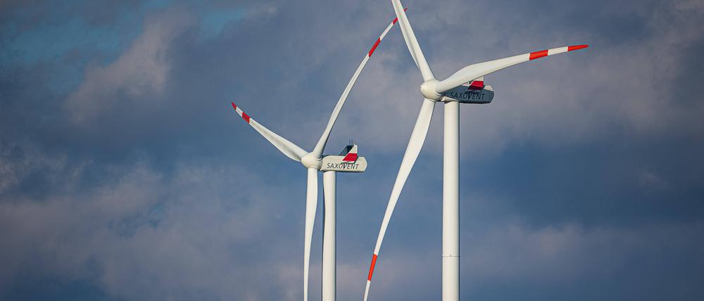 Windkraftanlagen in einem Windpark in Brandenburg.
