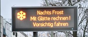 „Nachts Frost - Mit Glätte rechnen! - Vorsichtig fahren“ steht in Berlin auf einer Info-Tafel. (Symbolbild)
