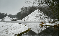 Seepyramide im Fürst-Pückler-Park in Branitz. Die von Hermann Fürst von Pückler-Muskau in Branitz komponierte Parkanlage gilt als der letzte der großen deutschen Landschaftsgärten.