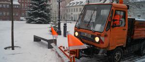 Ein Fahrzeug des Winterdienstes räumt in der Wittstocker Innenstadt mit einem Schiebeschild den Schnee. (Archivbild)