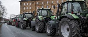 Mehrere Traktoren stehen am 16.01.2024 in Bad Staffelstein (Bayern) auf der Straße vor dem Kloster Banz.