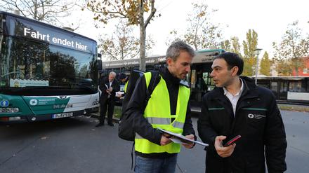 Simon Wohlfahrt von der Initiative „Wir fahren zusammen“ im Gespräch mit einem Busfahrer.