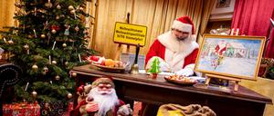 Der Weihnachtsmann sitzt in der Weihnachtspostfiliale im nördlichen Brandenburg und beantwortet Briefe von Kindern.