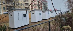 Das sind Wohnboxen für Obdachlose in der Neuköllner Hertzbergstraße.