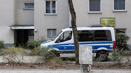 Ein Polizeiwagen steht vor der Wohnung der ehemaligen RAF-Terroristin Daniela Klette. 