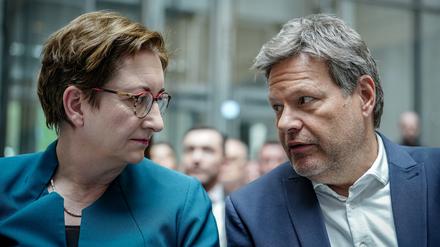 Klara Geywitz (SPD), Bundesministerin für Bau und Wohnen, und Robert Habeck (Bündnis 90/Die Grünen), Bundesminister für Wirtschaft und Klimaschutz, nehmen am Wohnungsbau-Tag 2024 teil.