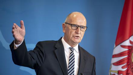 Dietmar Woidke (SPD), Ministerpräsident von Brandenburg, nimmt an einer Pressekonferenz nach einer Sondersitzung des Kabinett Brandenburg zum Thema Energie- und Versorgungssicherheit teil. 