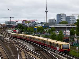 Wolken ziehen über Berlin während eine S-Bahn in Richtung Ostbahnhof fährt. (Symbolbild)