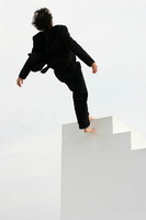 Der kanadische Tänzer und Akrobat Yoann Bourgeois ist in Potsdam mit einer Trampoline-Performance zu Gast.