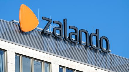 Das Logo des Online-Internethändlers Zalando auf einem Firmengebäude. 