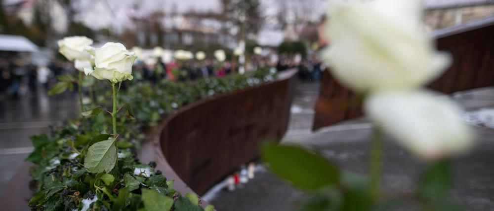 Rosen erinnerten schon während der Gedenkfeier zum 10. Jahrestag des Amoklaufs von Winnenden an die Opfer.