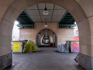 Zelte von obdachlosen Menschen stehen nahe dem U-Bahnhof Eberswalder Straße in Berlin-Prenzlauer Berg unter dem Hochbahnviakukt der Berliner U-Bahn. 