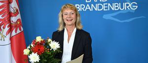 Claudia Zinke bekommt nach ihrer Ernennung zur Staatssekretärin im Brandenburger Ministerium für Bildung, Jugend und Sport eine Urkunde und Blumen.