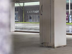 Der Schriftzug «Karstadt» ist durch ein leerstehendes Geschäft hindurch im Stadtzentrum zu lesen. Viele Innenstädte haben schon bessere Zeiten gesehen. 