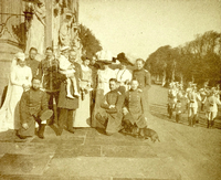 Zum Kaiserinnengeburtstag 1909 entsteht dieses Familienbild, der Kaiser mit Kind auf dem Arm.