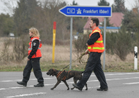 Polizisten suchten in Brandenburg mit Hunden nach Spuren der vermissten Rebecca.