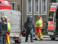 Am Montag wurden zwei tote Männer in einer Wohnung in Forst in Brandenburg entdeckt. Kriminaltechniker und auch ein Sprengstoffexperte untersuchten den Tatort. 