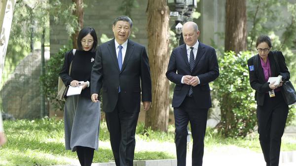 Xi Jinping und Olaf Scholz bei einem Spaziergang in Peking am 16. April 2024. 