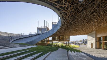 Das Zentrum für darstellende Künste in Yangliping besteht im Wesentlichen aus einem weit schwingenden Dach aus Stahl.