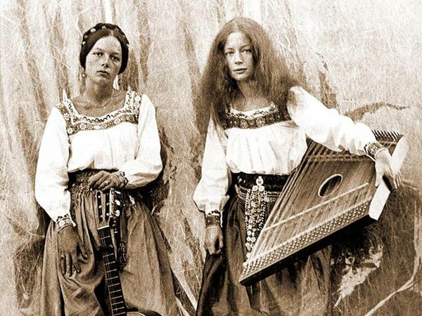 Jodeln in Mexico. Frauke und Anna Werner touren in den Sechzigern als Volksmusikduo.