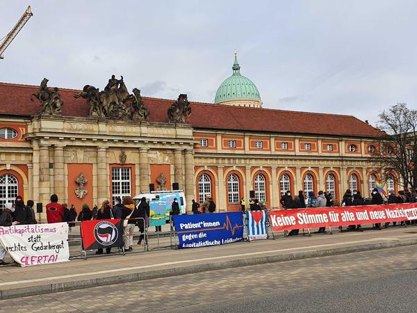 In Potsdam hatten sich auch zahlreiche Gegendemonstrant:innen versammelt.