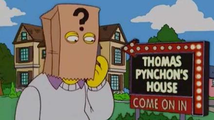 Wer bin ich? Thomas Pynchon tritt nicht öffentlich auf, weshalb auch seine Gastauftritte bei den Simpsons in ausgefeilter Tarnung stattfanden. Immerhin: Seine Dialogzeilen hat der Autor persönlich redigiert.