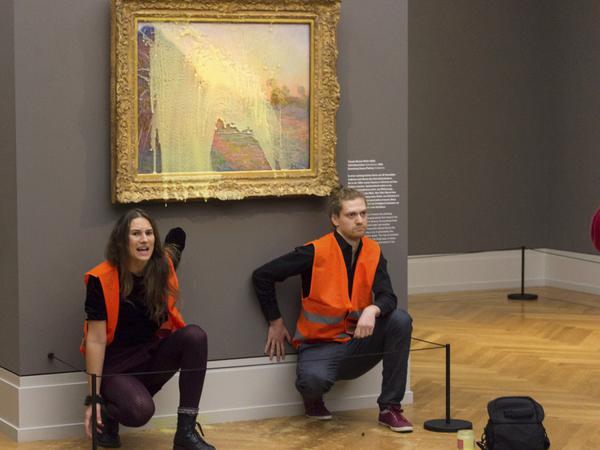 Aktivisten der „Letzten Generation“ bewarfen im Oktober 2022 im Barberini ein Monet-Gemälde mit Brei und klebten sich an einer Wand fest.