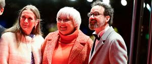 Von wegen Eintracht: Claudia Roth (2.v.r.) lässt die Berlinale-Leitung Mariette Rissenbeek und Carlo Chatrian (r.) mit den Kostensteigerungen allein, ihre Behörde begrüßt deren Sparprogramm. 
