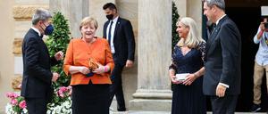 Archivbild: Bundeskanzlerin Angela Merkel mit ihrem Mann Joachim Sauer sowie dem Ehepaar Söder (rechts). 