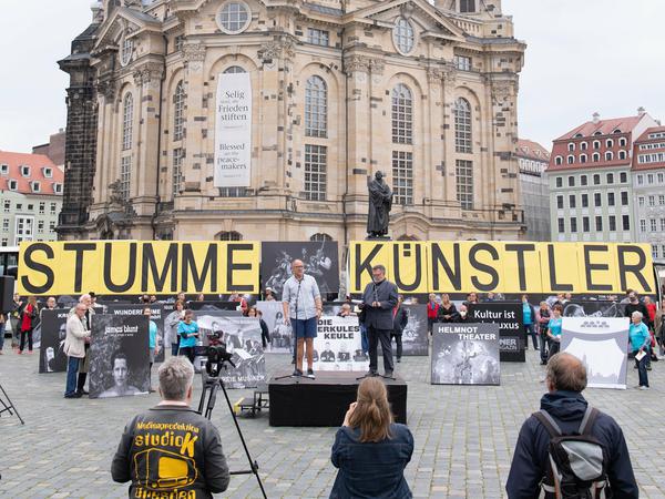 Teilnehmer einer Demonstration mit dem Titel "Stumme Künstler" in Dresden.