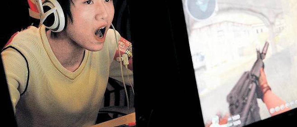 Tageslichtallergie. Computerspieler in einem chinesischen Internetcafé. 
