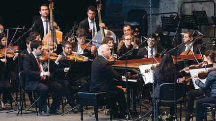 Das Beispiel Daniel Barenboim. Im West-Eastern Divan Orchestra, das der Dirigent gegründet hat, spielen junge arabische und israelische Musiker miteinander. In Berlin-Mitte entsteht dafür auch der Konzertsaal der Barenboim-Said-Akademie. 